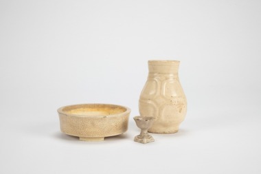A Group Of Three Ge Yao Small Cup And Flower Pot And White Glazed Smll Vase