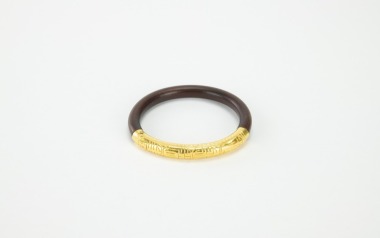 An Agarwood Mounted 24k Gold Bangle