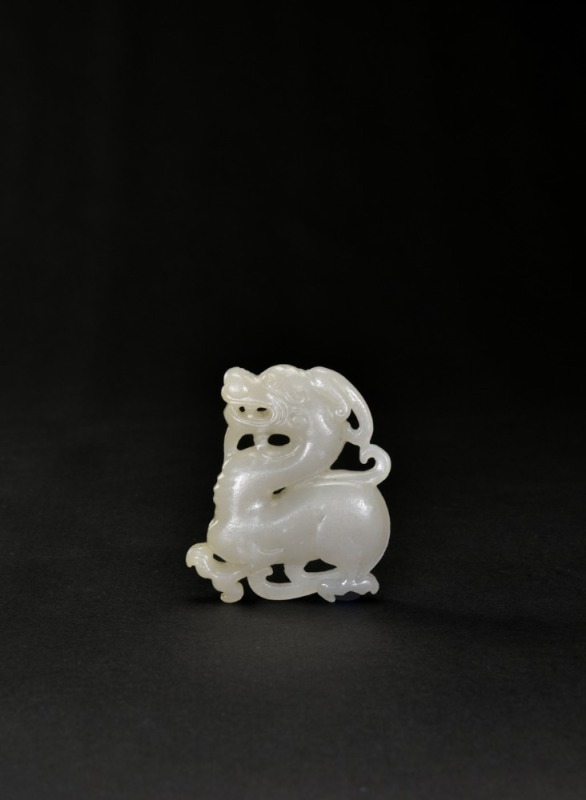 A White Jade Carved &lsquo;Dragon&rsquo; pendant